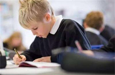 刚上幼儿园的小孩上课不听讲，还带着别的小朋友一起玩，怎么调整？