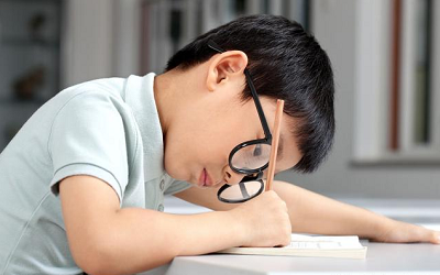 孩子学习成绩下滑了是什么原因？