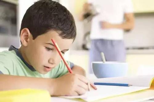 如何引导孩子专心做作业