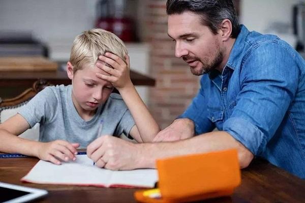 　　孩子很努力但是成绩不理想，怎么解决？